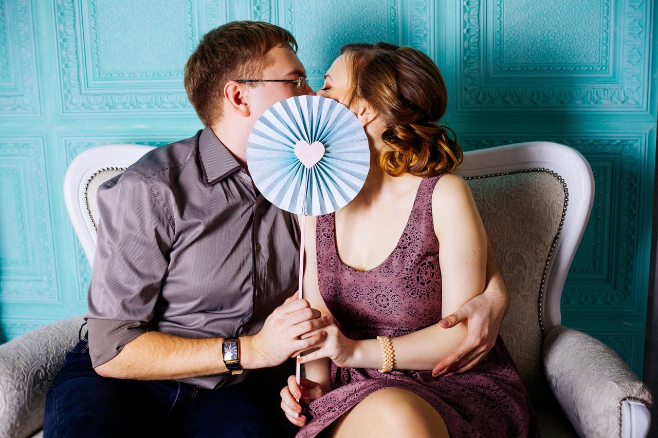 couple-kissing-on-chair